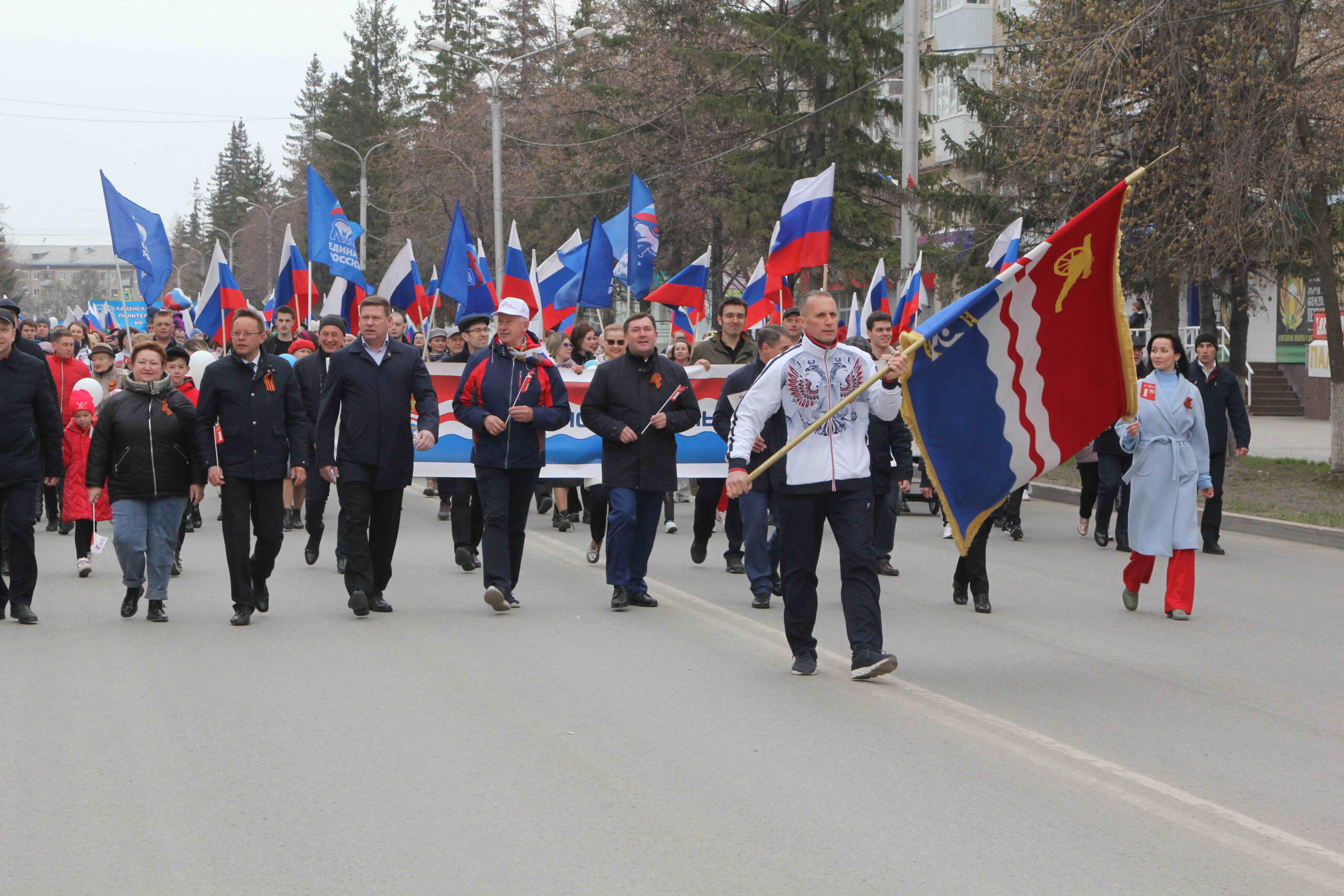 1 мая в каменске уральском. Первомайская демонстрация каменск уральский. Первомайское шествие. 1 мая 2024 каменск уральский фото. Каменск-уральский фонтан на площади ленинского комсомола.