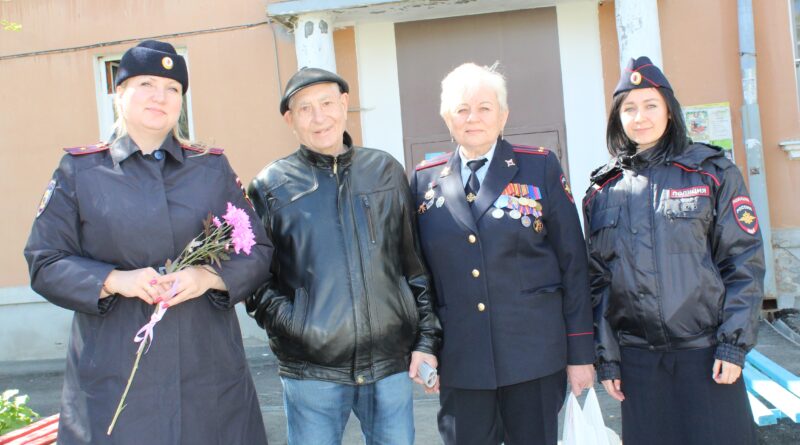 В канун празднования Дня Победы полицейские отдают дань памяти коллегам, погибшим при исполнении служебных обязанностей