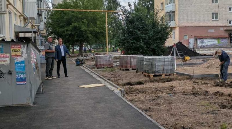 Благоустройство двора на Карла Маркса: завершается строительство пешеходных дорожек