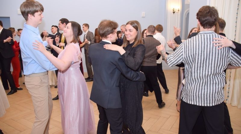 Новогодний бал молодожёнов собрал во Дворце бракосочетания 30 свердловских пар