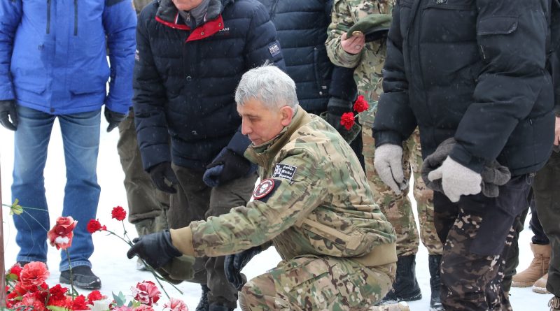 В Каменске-Уральском возложили цветы к памятнику Герою России Виктору Дубынину В Каменске-Уральском возложили цветы к памятнику Герою России Виктору Дубынину