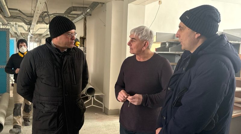 Глава города Алексей Герасимов сегодня ознакомился с ходом ремонтных работ в поликлинике на ул. Добролюбова