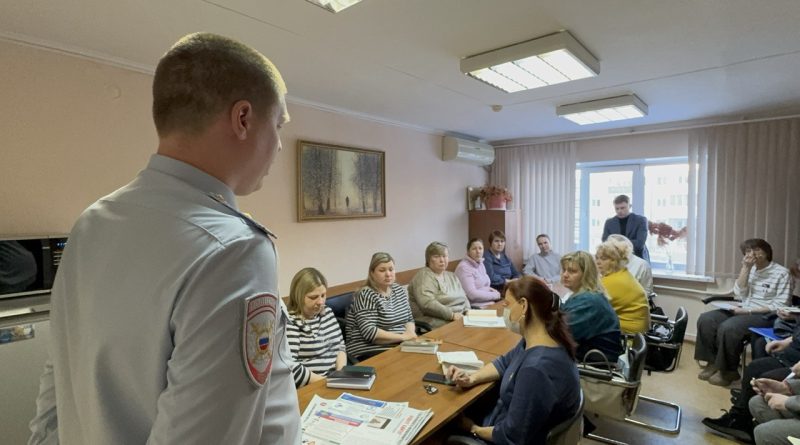 В рамках оперативно-профилактического мероприятия «Осторожно! Мошенники» полиция Каменска-Уральского продолжает встречи с трудовыми коллективами В рамках оперативно-профилактического мероприятия «Осторожно! Мошенники» полиция Каменска-Уральского продолжает встречи с трудовыми коллективами