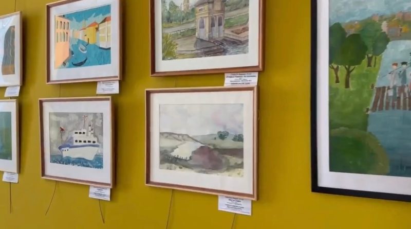 В Центре культурного развития «Клевер» открылась выставка работ учащихся художественных школ и изобразительных отделений школ искусств Каменска-Уральского под названием «Чистая вода»
