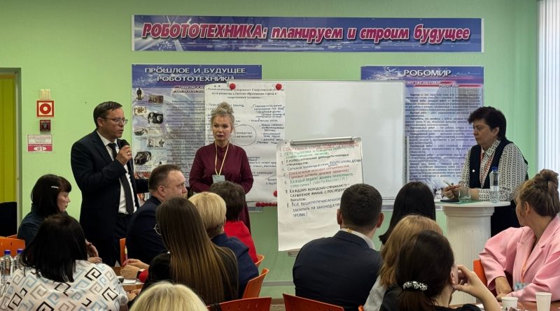 Алексей Герасимов обсудил с педагогами проблемы и перспективы образования