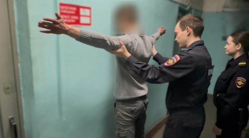 В центре Каменска-Уральского полиция задержала мужчину с наркотиками В центре Каменска-Уральского полиция задержала мужчину с наркотиками