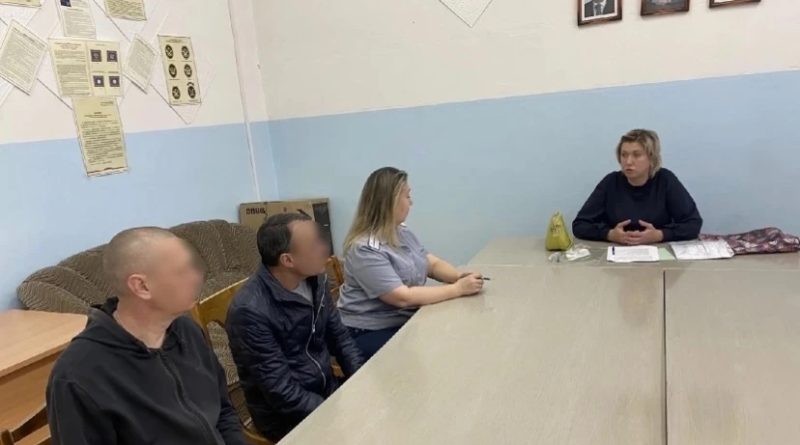 В Каменске-Уральском филиале Уголовно-исполнительной инспекции ГУФСИН осужденным рассказали о помощи центра социального обслуживания населения в рамках пробации
