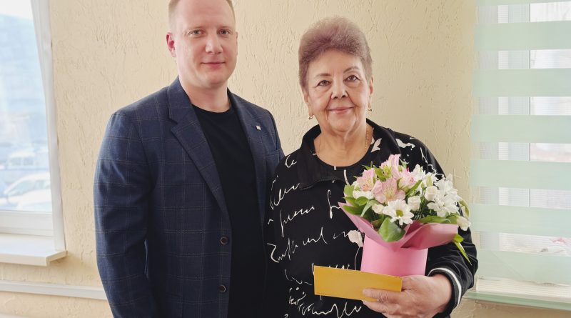 Начальник каменского гарнизона полиции поздравил ветерана ОВД с юбилеем