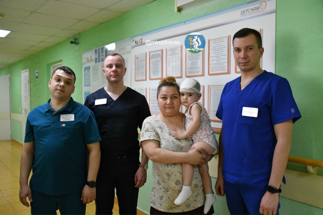 Врачи трёх свердловских учреждений здравоохранения общими усилиями сохранили жизнь двухлетней Лиане, которая едва не погибла в подъезде многоквартирного дома в Берёзовском