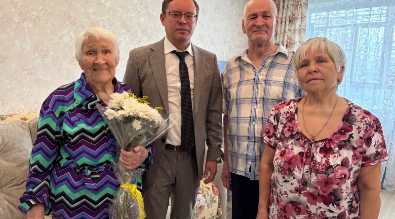 В Каменске-Уральском есть добрая традиция — лично поздравлять горожан, которые перешагивают вековой рубеж В Каменске-Уральском есть добрая традиция — лично поздравлять горожан, которые перешагивают вековой рубеж