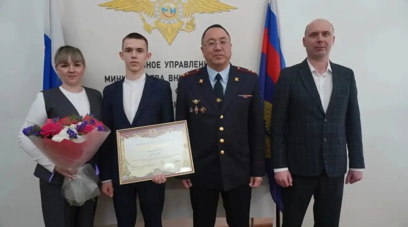 Глава МВД Владимир Колокольцев наградил юного жителя Новой Ляли за содействие полиции в предотвращении преступления Глава МВД Владимир Колокольцев наградил юного жителя Новой Ляли за содействие полиции в предотвращении преступления