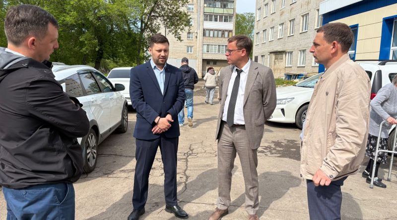 Ремонт поликлиник на Рябова и Добролюбова: инспекция хода работ и благоустройства