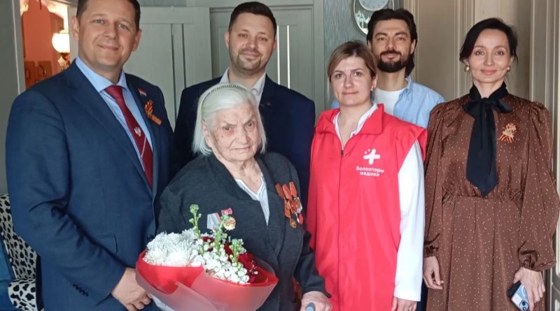 В Каменске-Уральском накануне дня Великой Победы целая делегация поздравила ветерана здравоохранения, труженика тыла ВОВ, медицинскую сестру Агнию Чермянинову