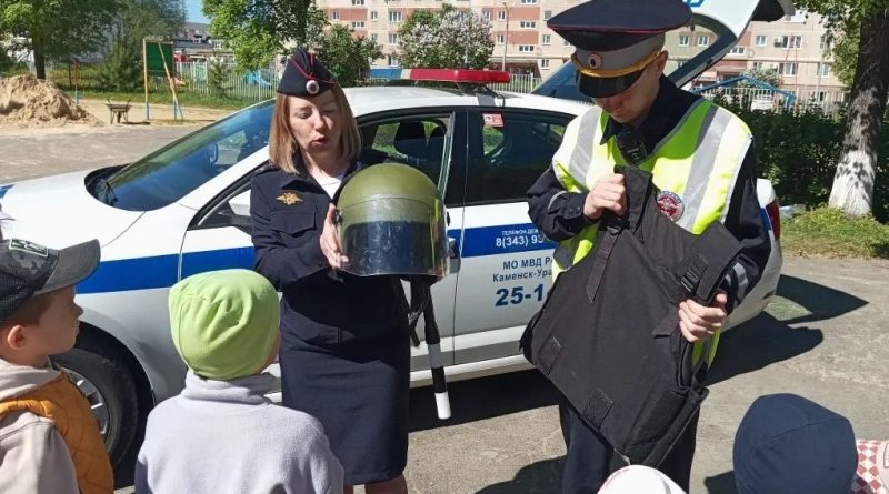 В рамках профилактических мероприятий «Внимание — дети!» и «Практика безопасности» сотрудники Госавтоинспекции провели демонстрацию патрульного автомобиля для воспитанников детского сада № 86 В рамках профилактических мероприятий «Внимание — дети!» и «Практика безопасности» сотрудники Госавтоинспекции провели демонстрацию патрульного автомобиля для воспитанников детского сада № 86