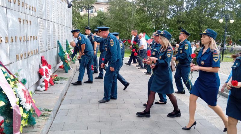 День памяти и скорби: возложение цветов к мемориалу День памяти и скорби: возложение цветов к мемориалу