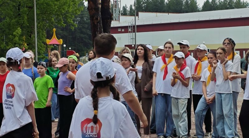 Дождь не спугнул праздник: в Каменске-Уральском весело прошёл второй «ОдуванчикФест» Дождь не спугнул праздник: в Каменске-Уральском весело прошёл второй «ОдуванчикФест»
