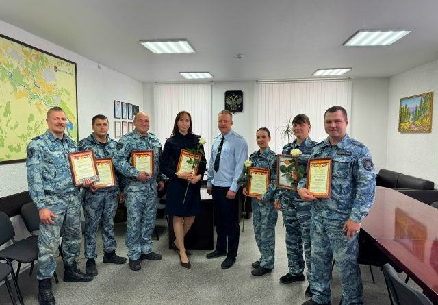 Начальник полицейского гарнизона Каменска-Уральского подполковник полиции Иван Каркавин поздравил с профессиональным праздником коллектив Центра кинологической службы и группы по связям со СМИ