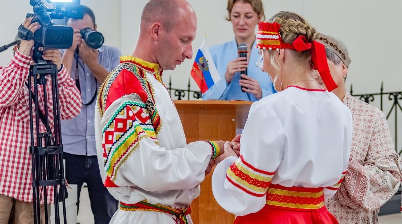 Государственная регистрация брака, которая состоялась в стиле крестьянского свадебного обряда второй половины 19 века Государственная регистрация брака, которая состоялась в стиле крестьянского свадебного обряда второй половины 19 века