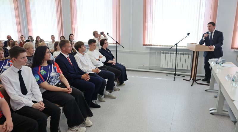 Медалисты школ Каменска-Уральского пообщались с первым заместителем губернатора Свердловской области Алексеем Шмыковым Медалисты школ Каменска-Уральского пообщались с первым заместителем губернатора Свердловской области Алексеем Шмыковым