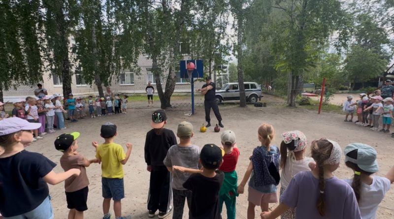 Зарядка со стражем порядка