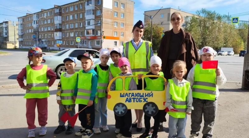 В рамках профилактических мероприятий «Практика безопасности» и «Внимание — дети!» инспектор Госавтоинспекции провела акцию «Шагающий автобус» для воспитанников детского сада №57