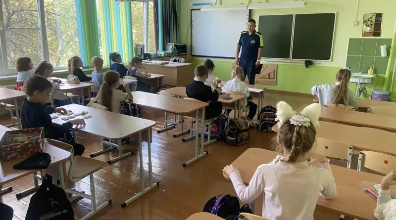 В рамках «Недели безопасности»: сотрудники Госавтоинспекции Каменска-Уральского провели уроки дорожной грамоты для школьников