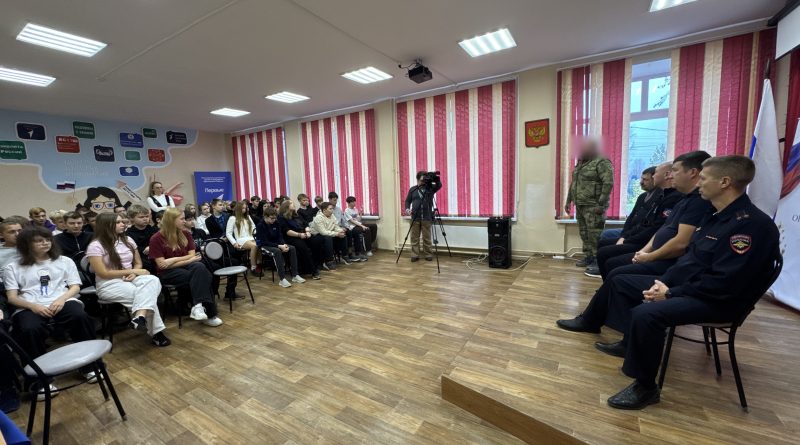 Защитить подростков: участник СВО, полицейские и общественники провели профилактическую встречу Защитить подростков: участник СВО, полицейские и общественники провели профилактическую встречу